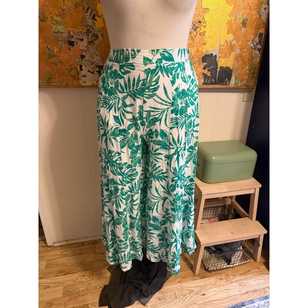 Francesca's Green White Tropical Palm Leaf Wide Leg Culotte Pants Medium